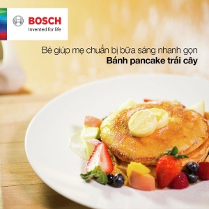 Bé giúp mẹ chuẩn bị bữa sáng nhanh gọn với Bánh pancake trái cây